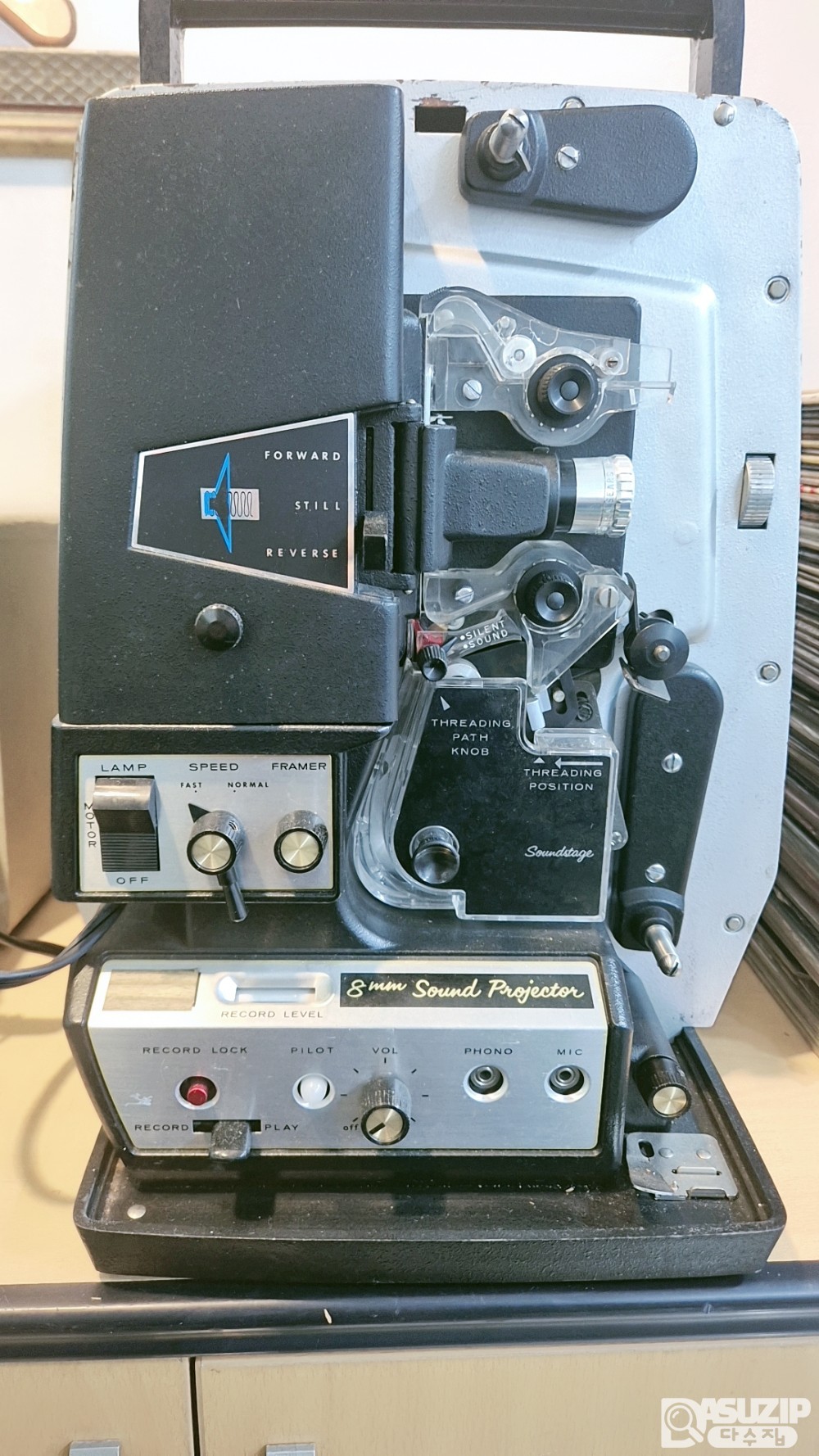 1950년대 Sears에서 제작한 빈티지 8mm 사운드 필름 프로젝터인 'Soundstage II'