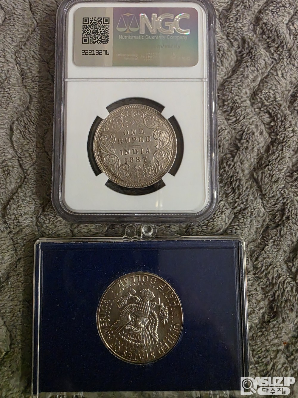 영국령 인도 루피(Rupee) 은화와 미국 케네디 하프 달러(Half Dollar) 은화