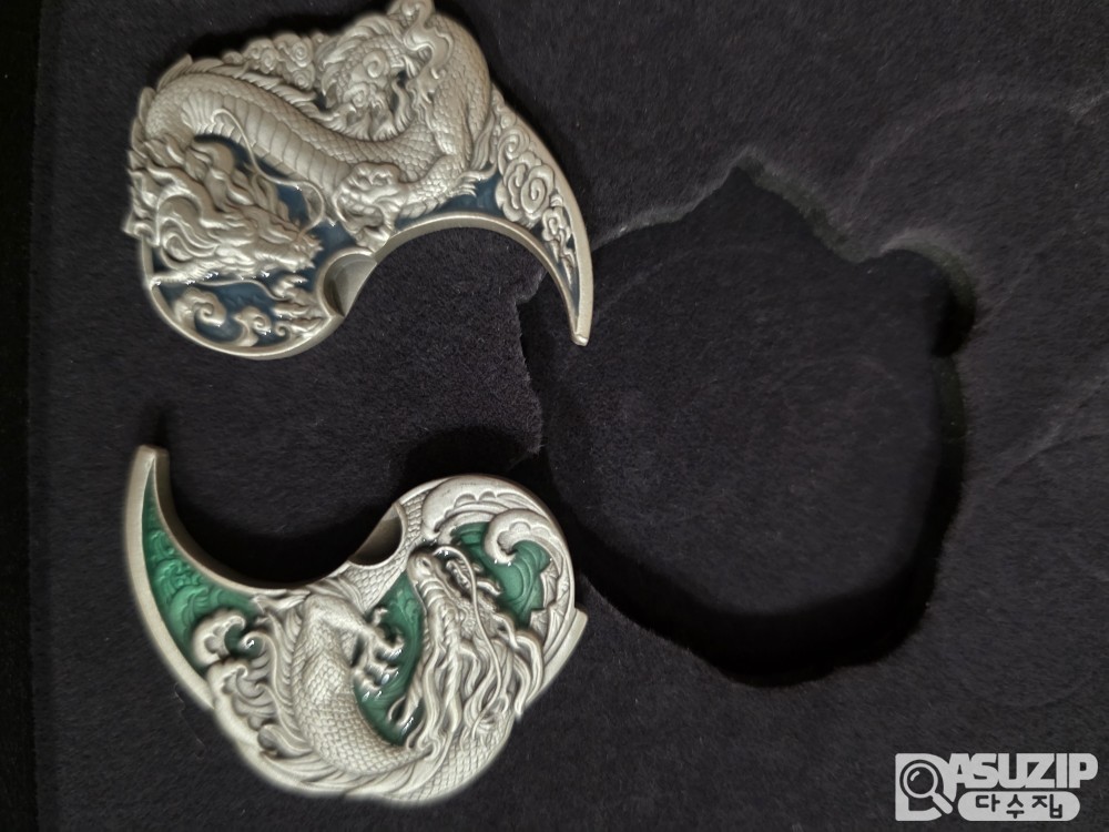 [한정판] 2024년 청룡의 해를 기념하여 중국 조폐국에서 발행한 '2024년 용의 해 스플릿(Split) 기념 2온스 은메달 세트