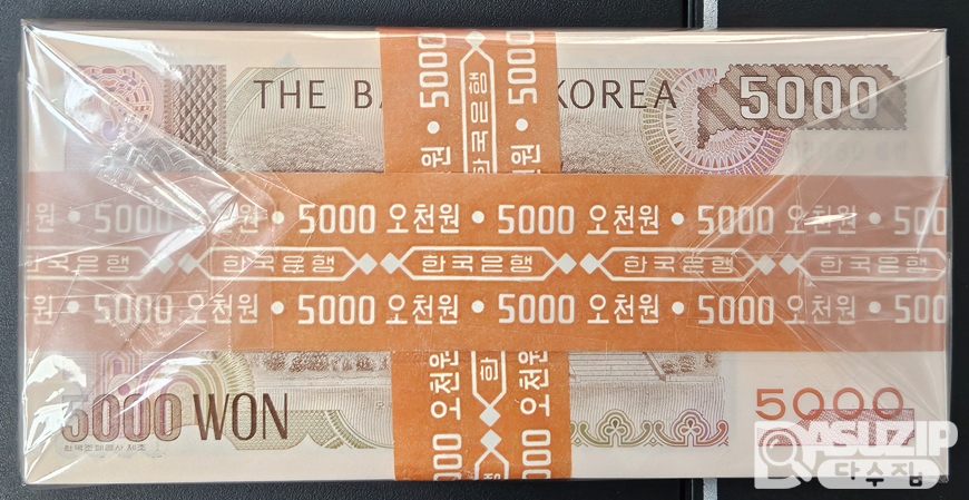 1983년에 발행된 3차 오천원권 완전미사용 100매 제띠 다발