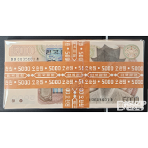 1983년에 발행된 3차 오천원권 완전미사용 100매 제띠 다발